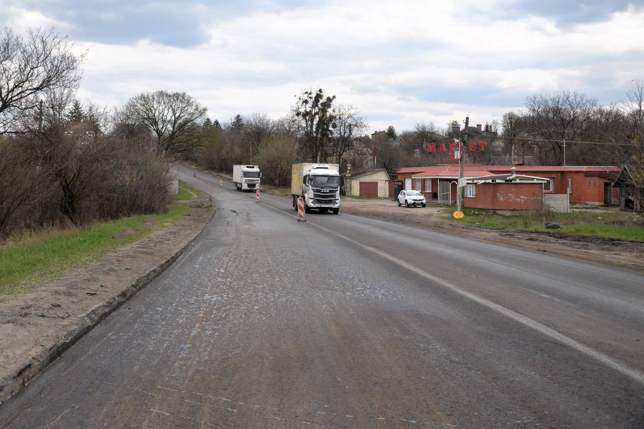 На Харківщині активно ремонтують дороги на кількох напрямках: де саме
