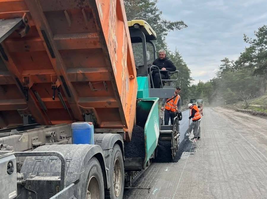 На Харківщині активно ремонтують дороги на кількох напрямках: де саме