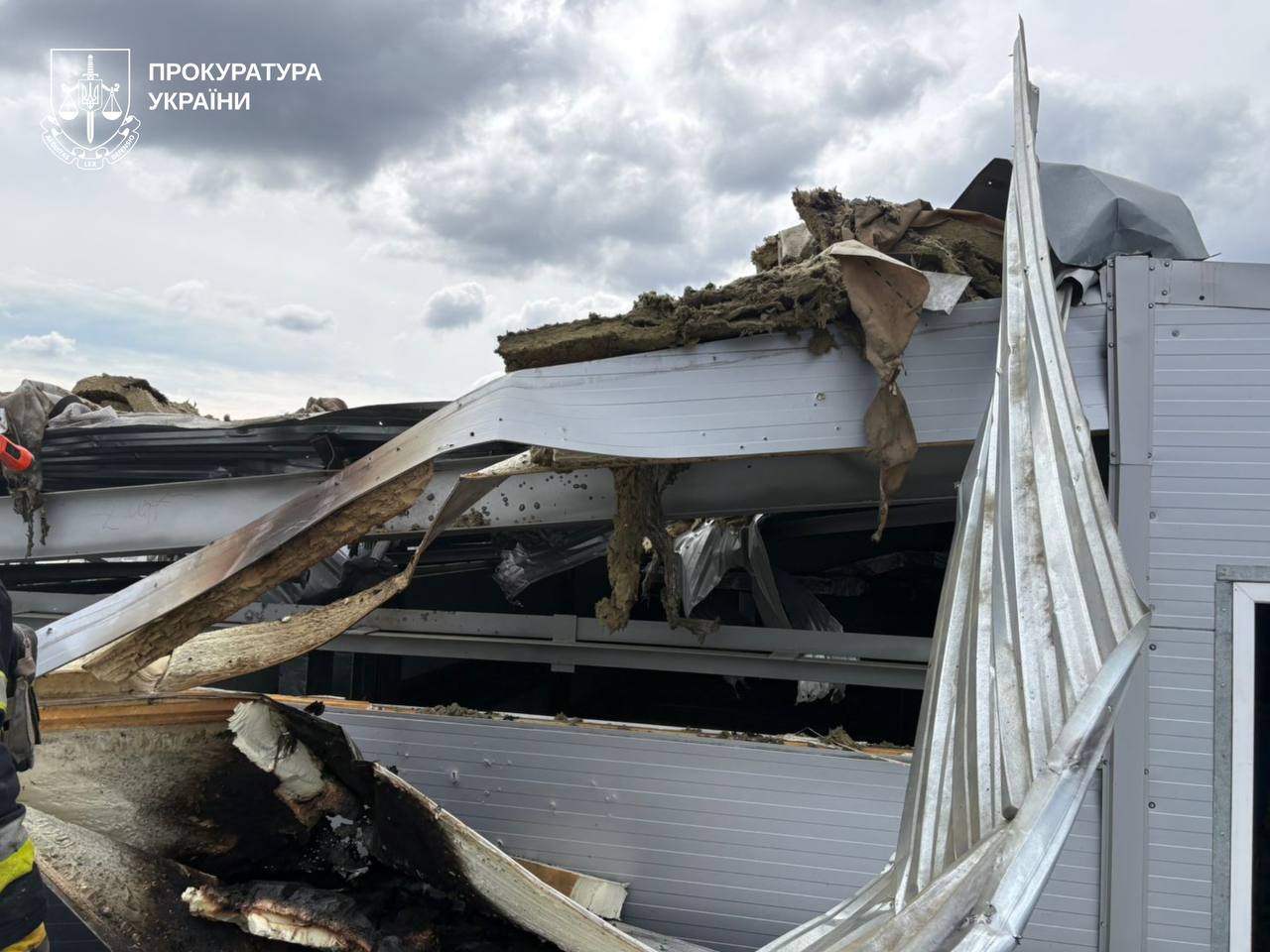 На Харківщині росіяни пошкодили мʼясокомбінат, є постраждалі