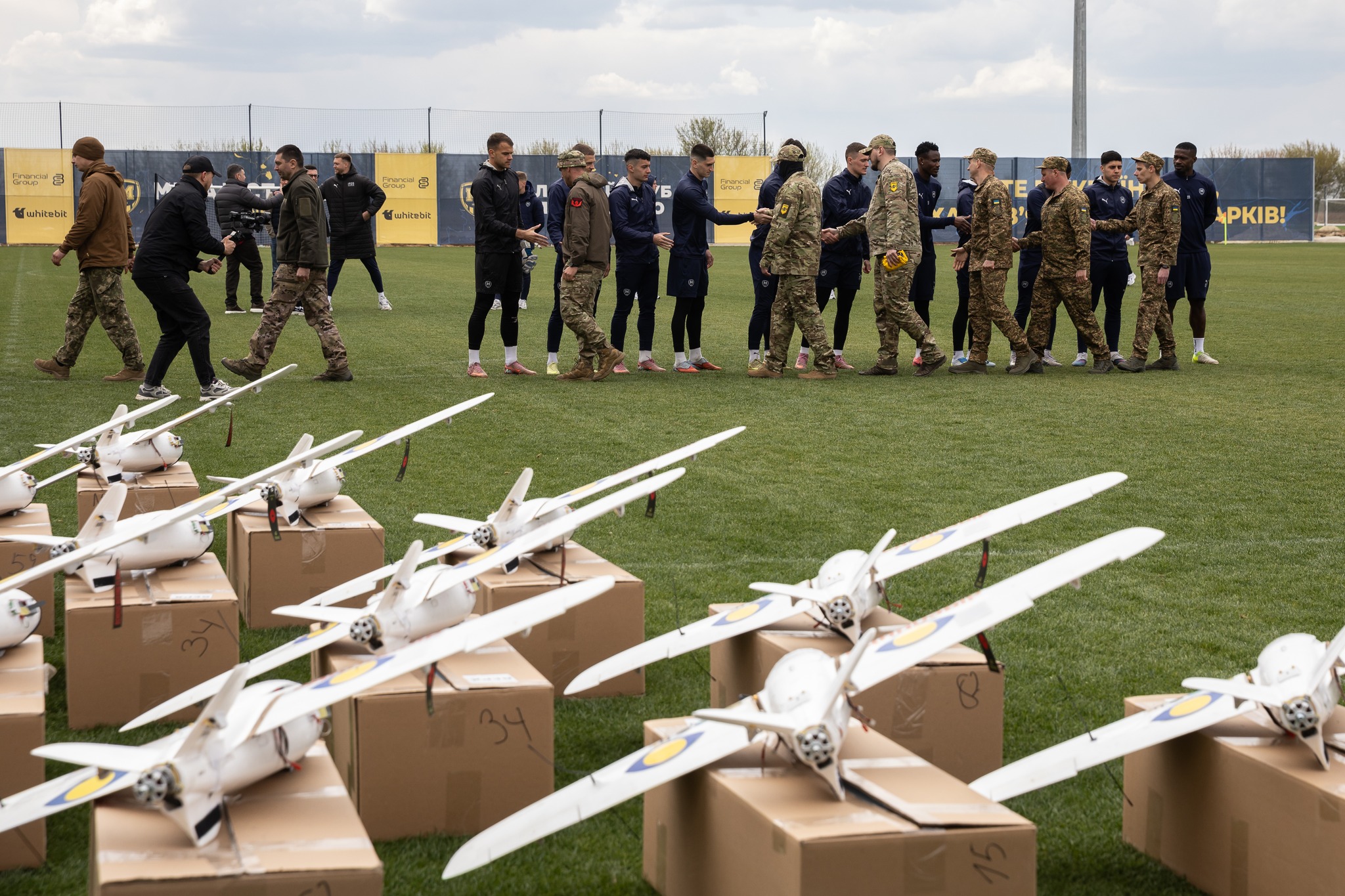 Харківський ФК "Металіст 1925" придбав для військових 100 дронів-перехоплювачів