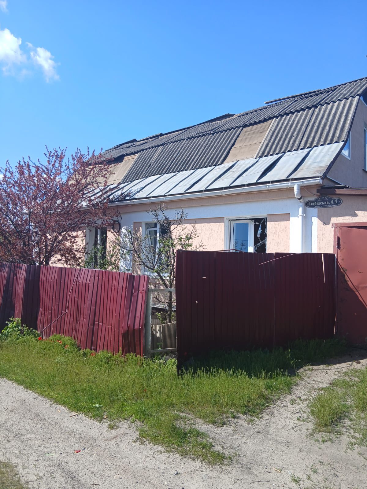 Росіяни вдарили по селу на Харківщині: зʼявилися фото наслідків