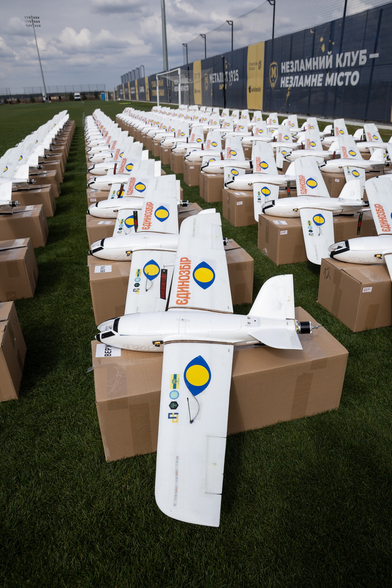 Харківський ФК "Металіст 1925" придбав для військових 100 дронів-перехоплювачів