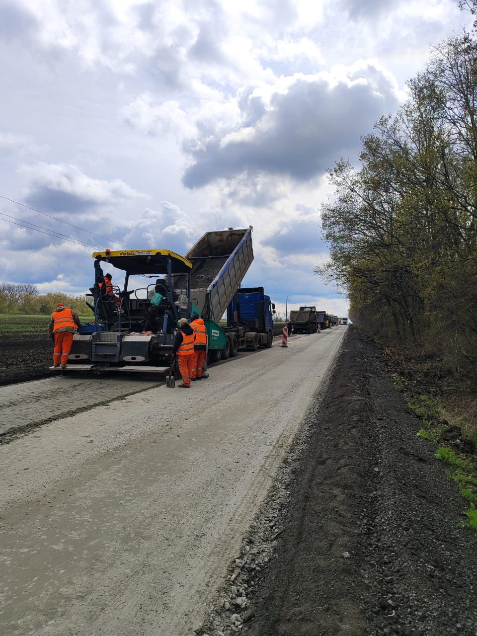 На Харківщині ремонтують ключові траси для потреб оборони: виконано робіт на понад 140 млн грн