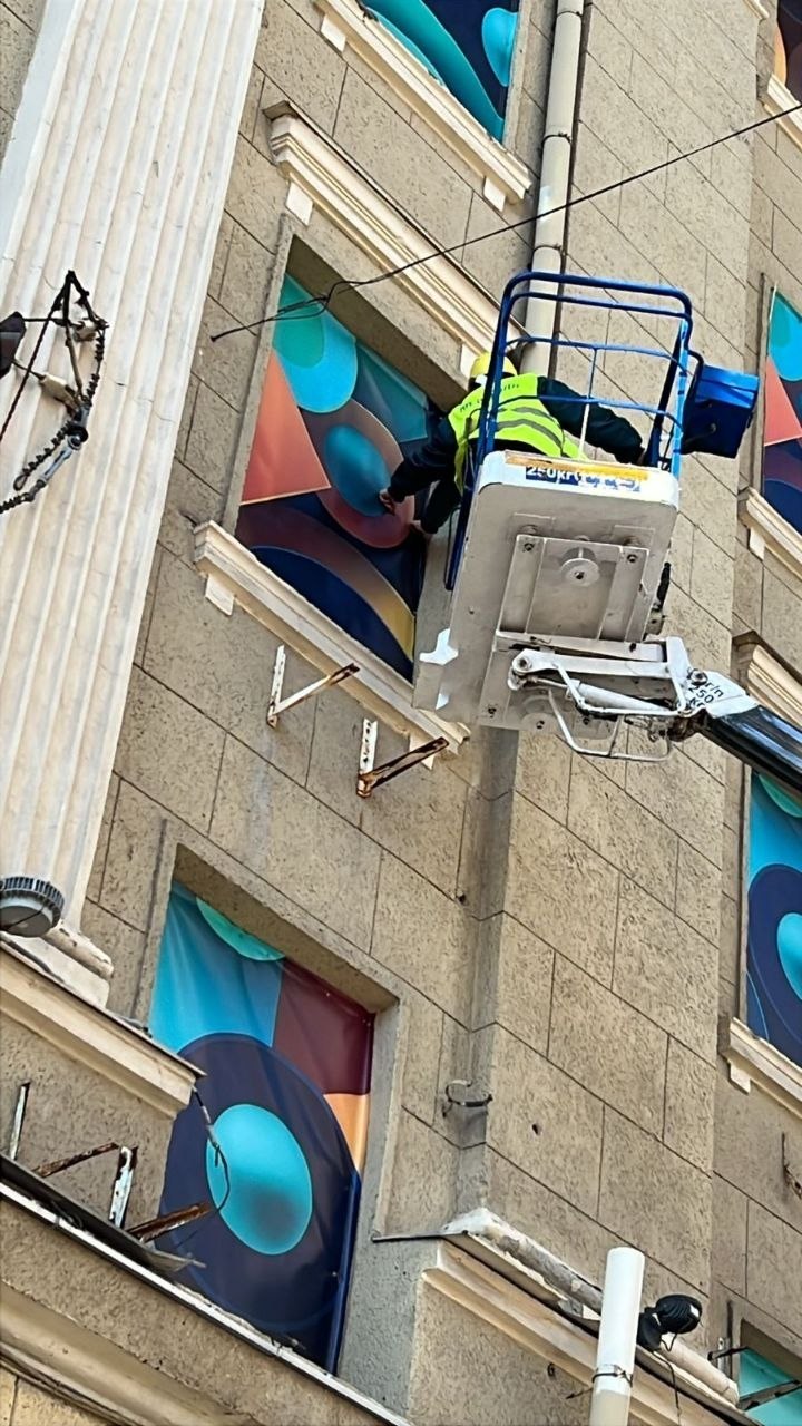 У Харкові дрон вибухнув біля міськради: фото наслідків