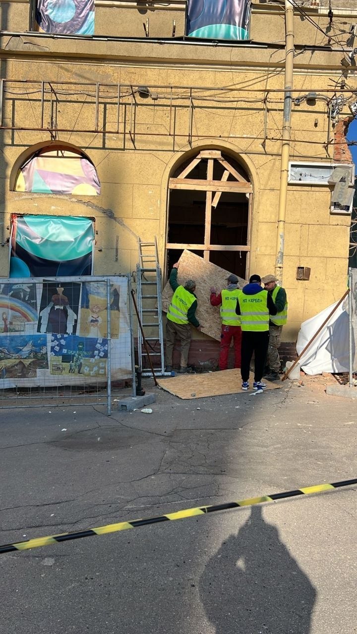 У Харкові дрон вибухнув біля міськради: фото наслідків