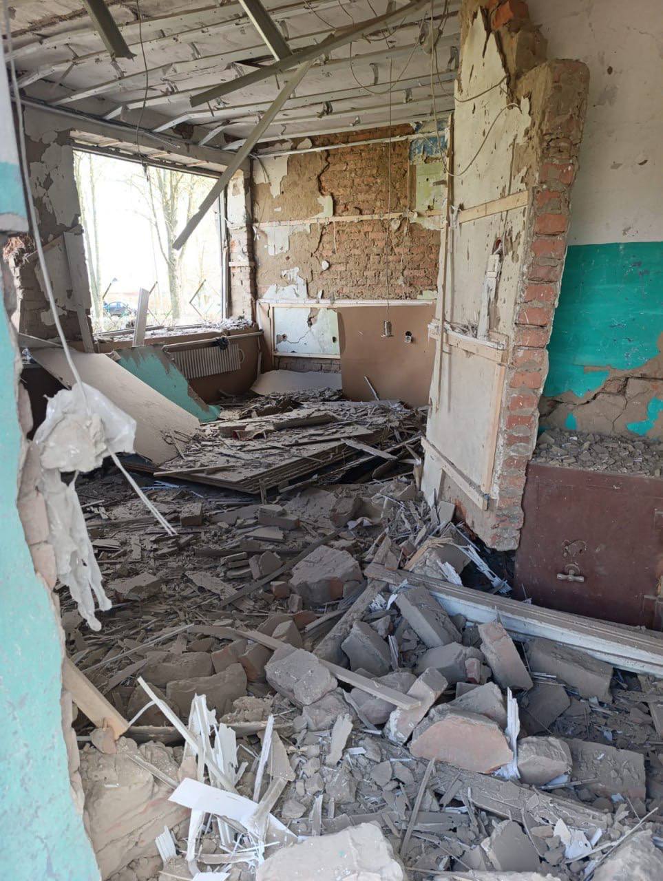 Армія РФ "перемогла" закрите відділення Укрпошти на Харківщині: кадри з місця