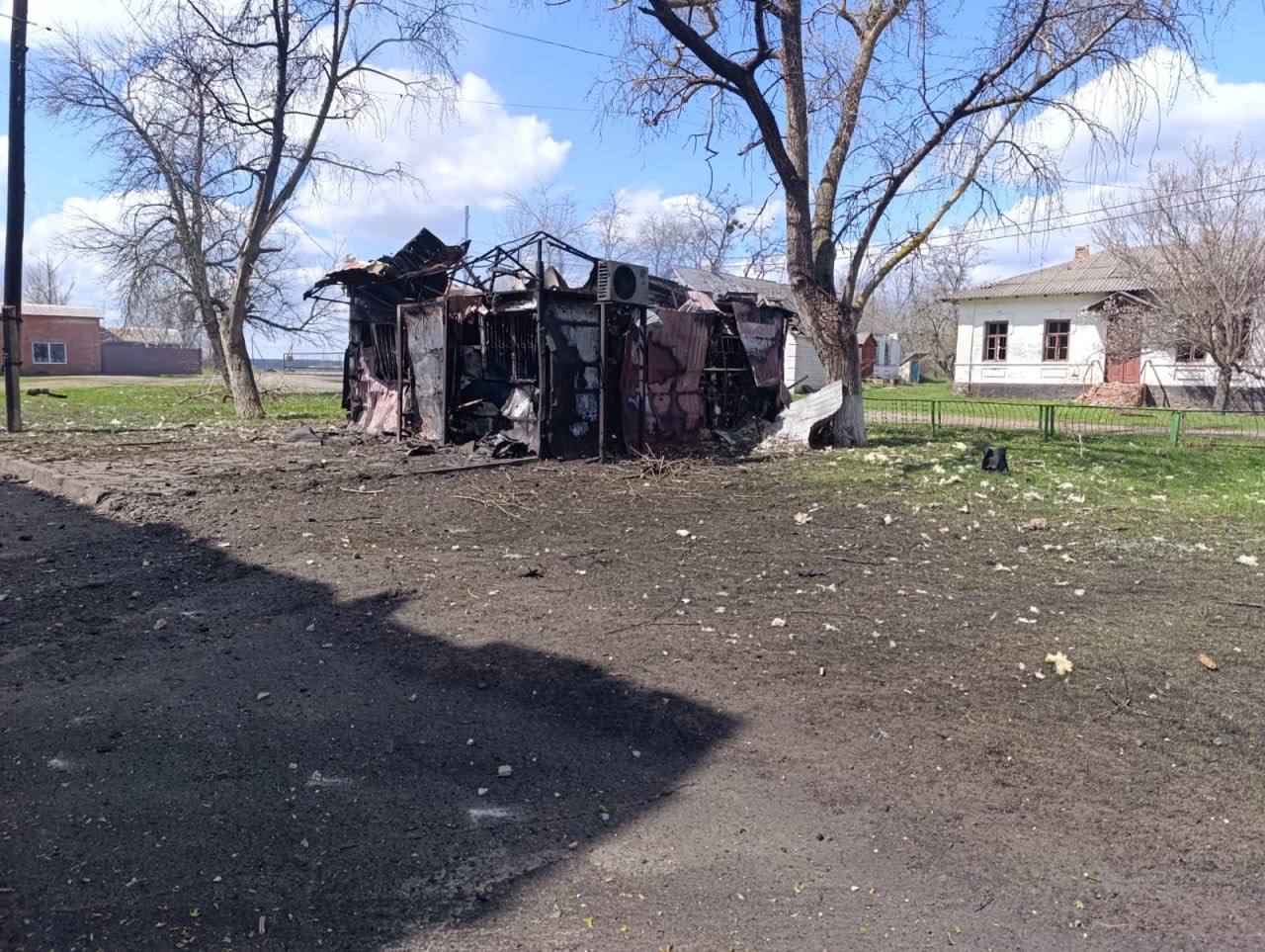 Армія РФ "перемогла" закрите відділення Укрпошти на Харківщині: кадри з місця