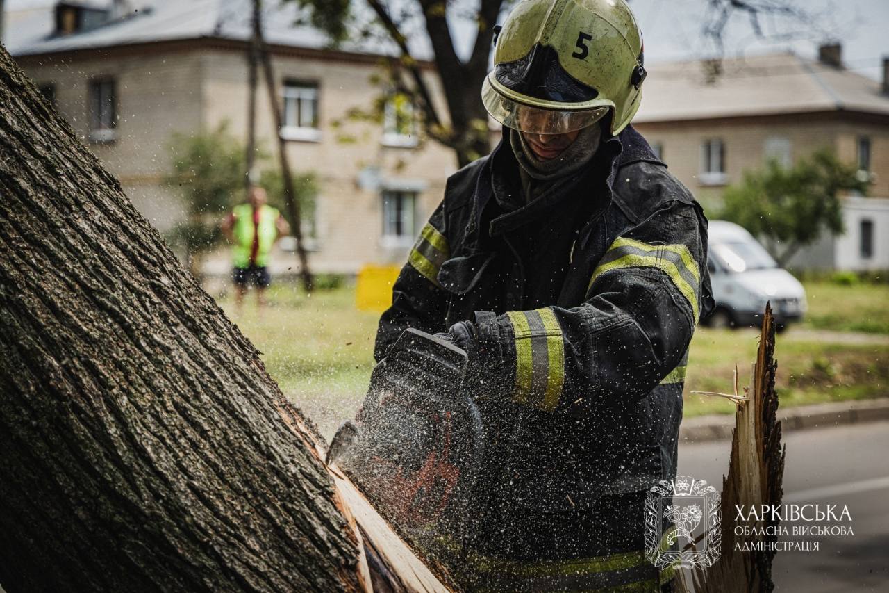Буревій знеструмив райони та зупинив метро: що відомо про наслідки на Харківщині