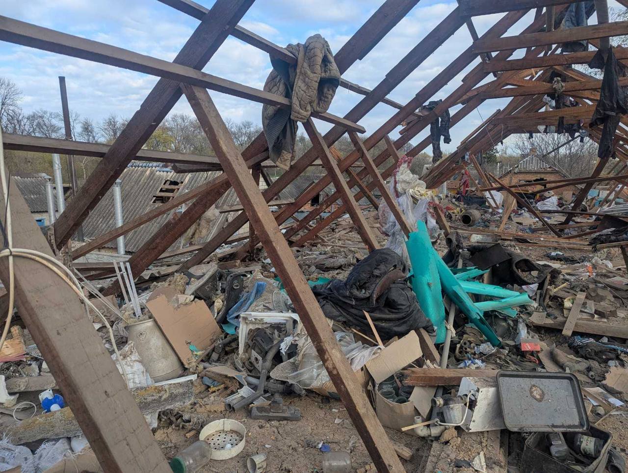 Росіяни знищили житловий будинок на Харківщині: кадри з місця