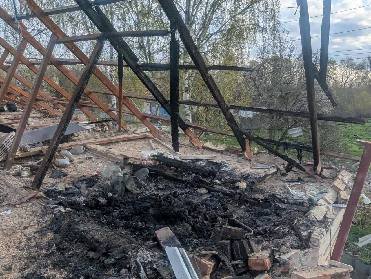 Росіяни знищили житловий будинок на Харківщині: кадри з місця