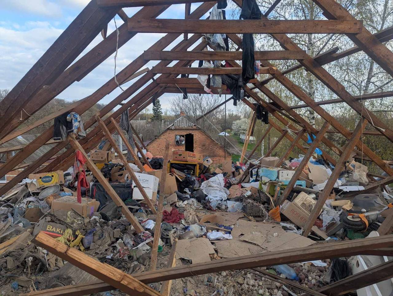 Росіяни знищили житловий будинок на Харківщині: кадри з місця