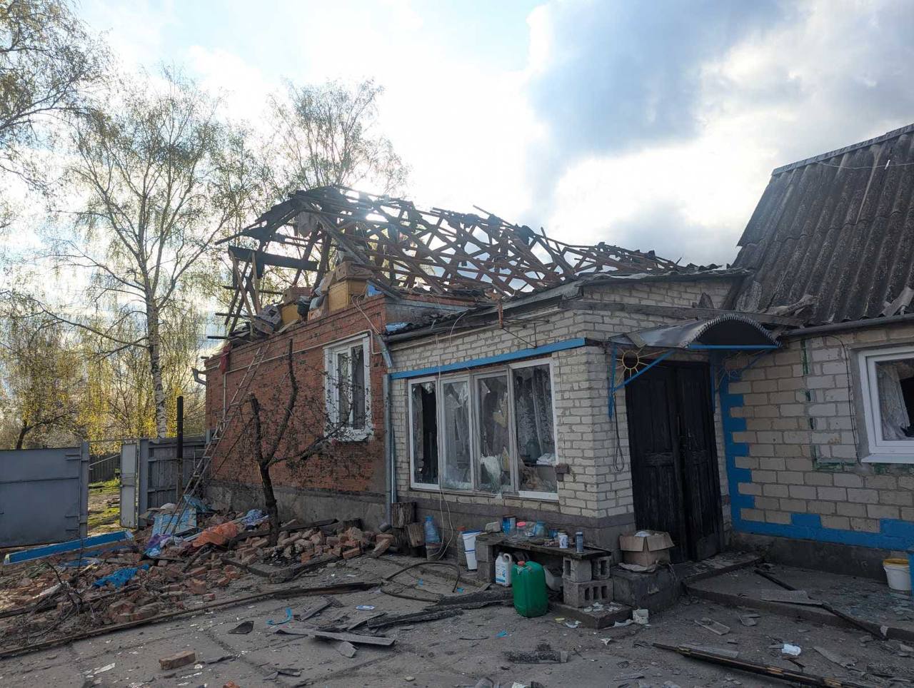 Росіяни знищили житловий будинок на Харківщині: кадри з місця