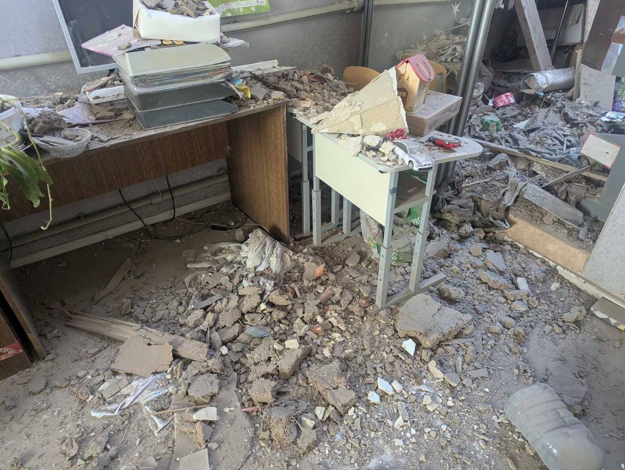 Росіяни знищили житловий будинок на Харківщині: кадри з місця