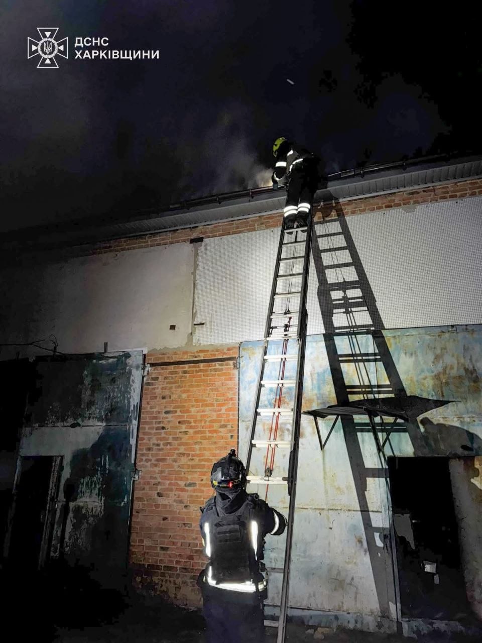 Обстріл сільгосппідприємства на Харківщині: рятувальники показали, як приборкували вогонь