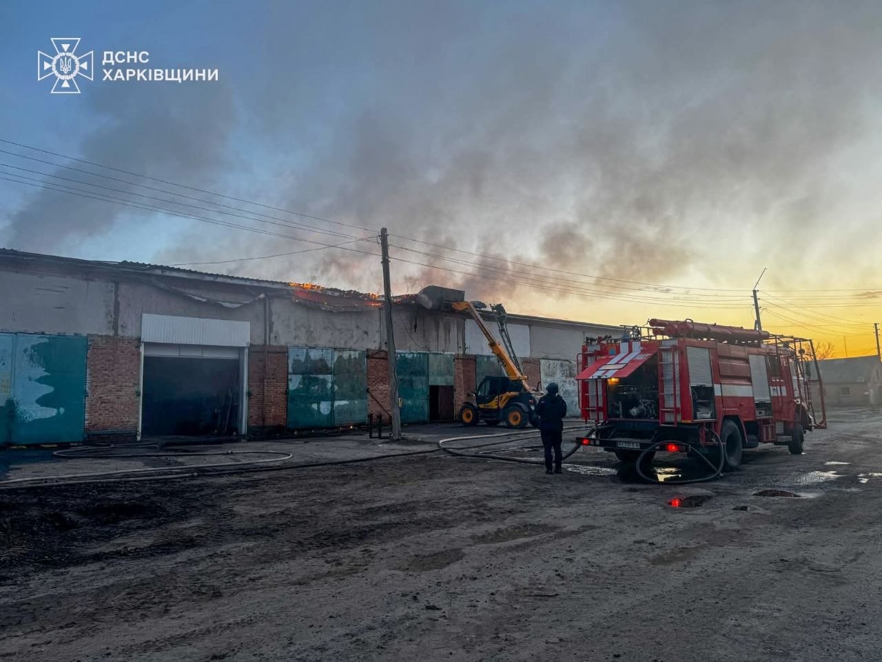 Обстріл сільгосппідприємства на Харківщині: рятувальники показали, як приборкували вогонь