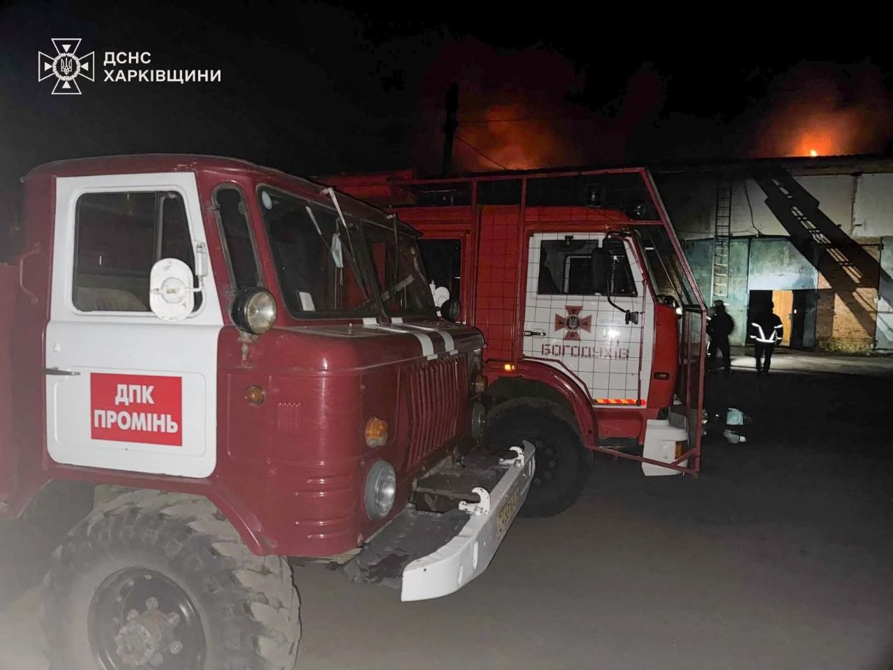 Обстріл сільгосппідприємства на Харківщині: рятувальники показали, як приборкували вогонь