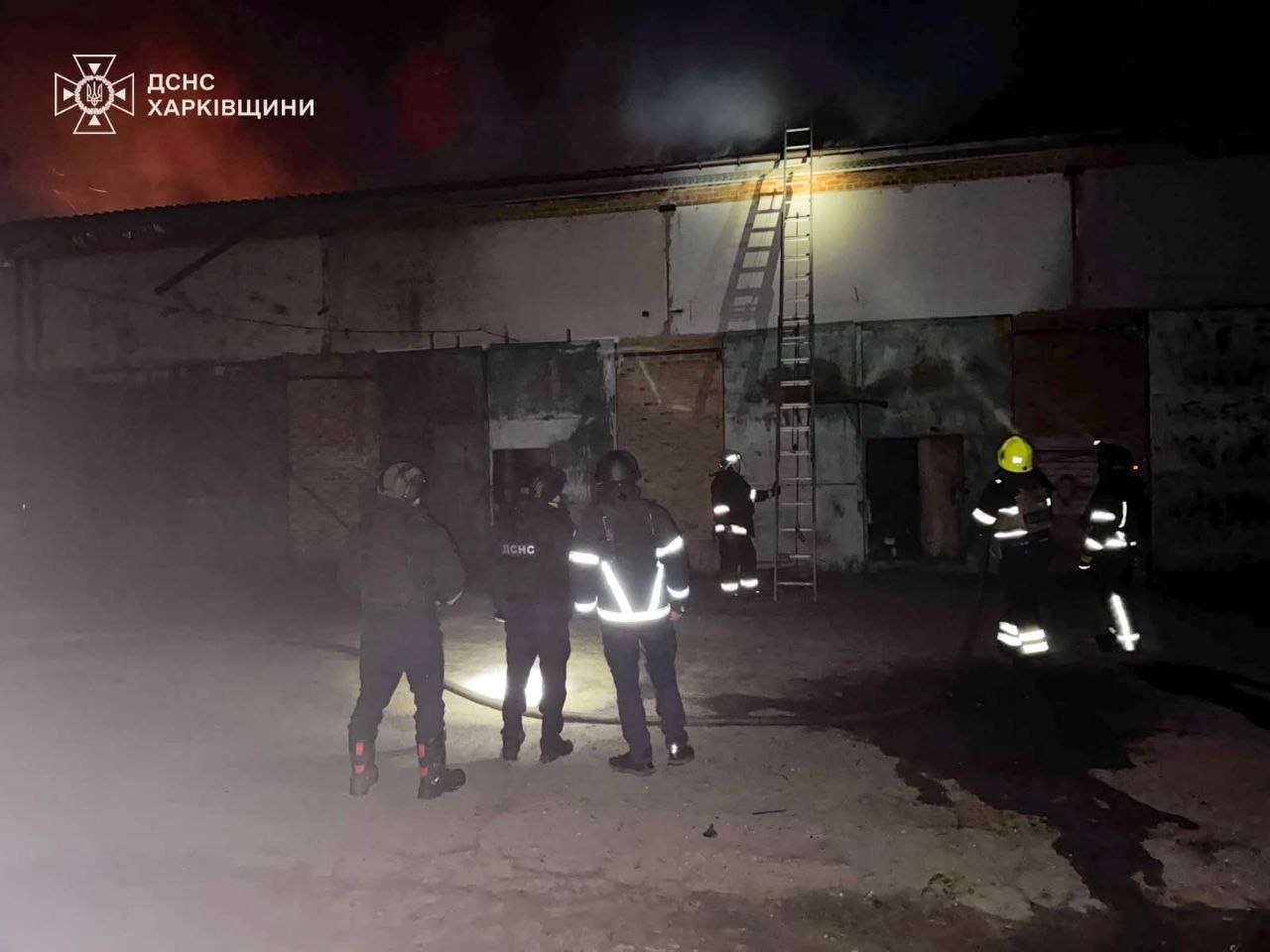 Обстріл сільгосппідприємства на Харківщині: рятувальники показали, як приборкували вогонь