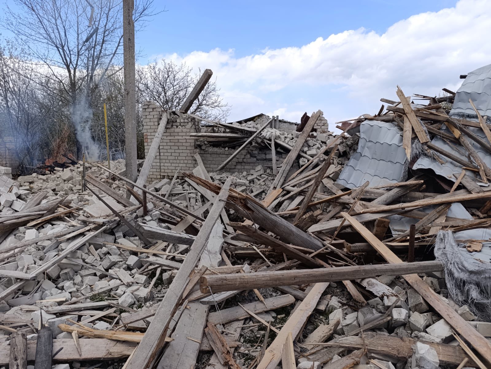 На Харківщині росіяни вдарили по будівлі цивільного підприємства