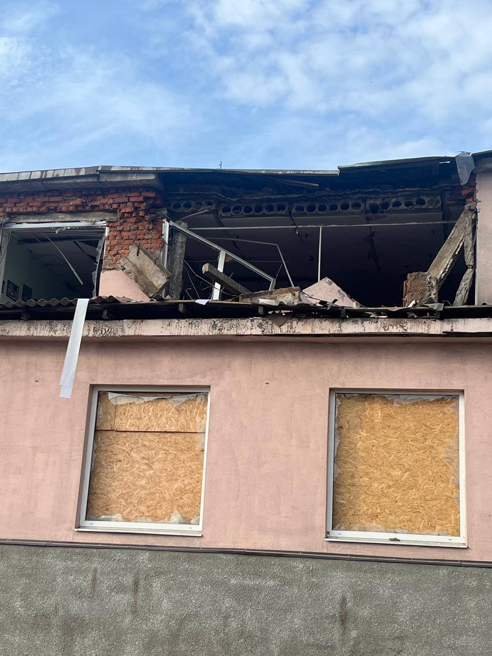 На Харківщині ворог атакував FPV-дроном приватний будинок: постраждала жінка