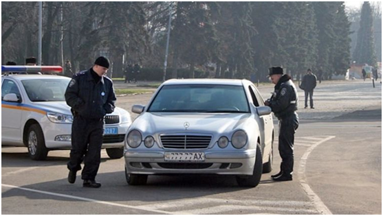 Перевірка автомобіля співробітниками "Кобри"