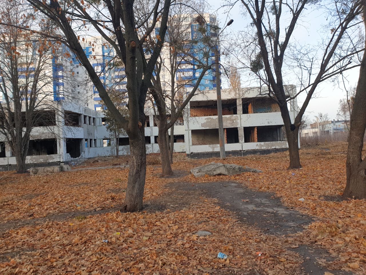 Ціну "обвалили" вдвічі: у Харкові втретє виставили на продаж пошкоджену школу