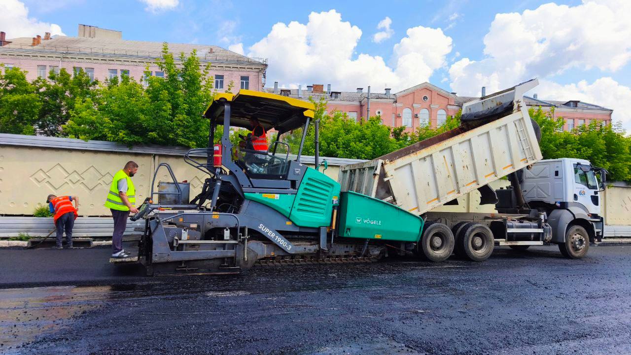 Харківські комунальники вкрили новим асфальтом провулок Вірменський (ФОТОФАКТ)