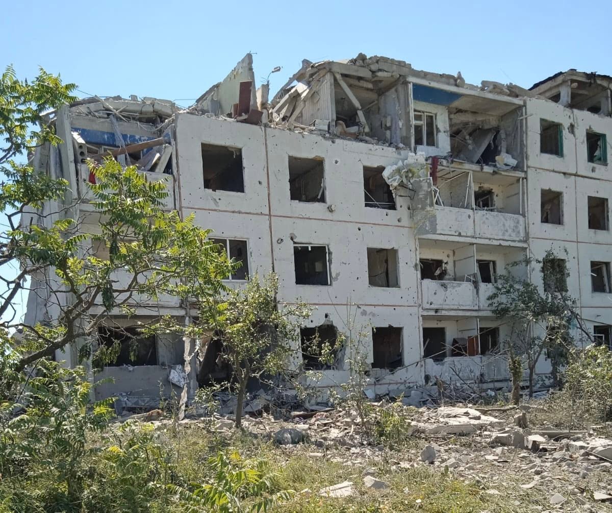 По селу на Харківщині вдарили два КАБ: пошкоджено багатоповерхівку