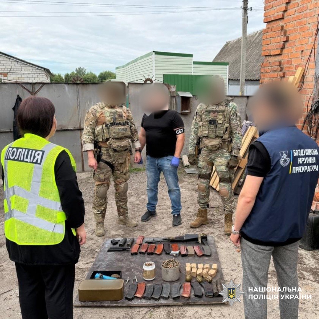На Харківщині у чоловіка знайшли вдома автомат, гранати та майже 2 тисячі патронів