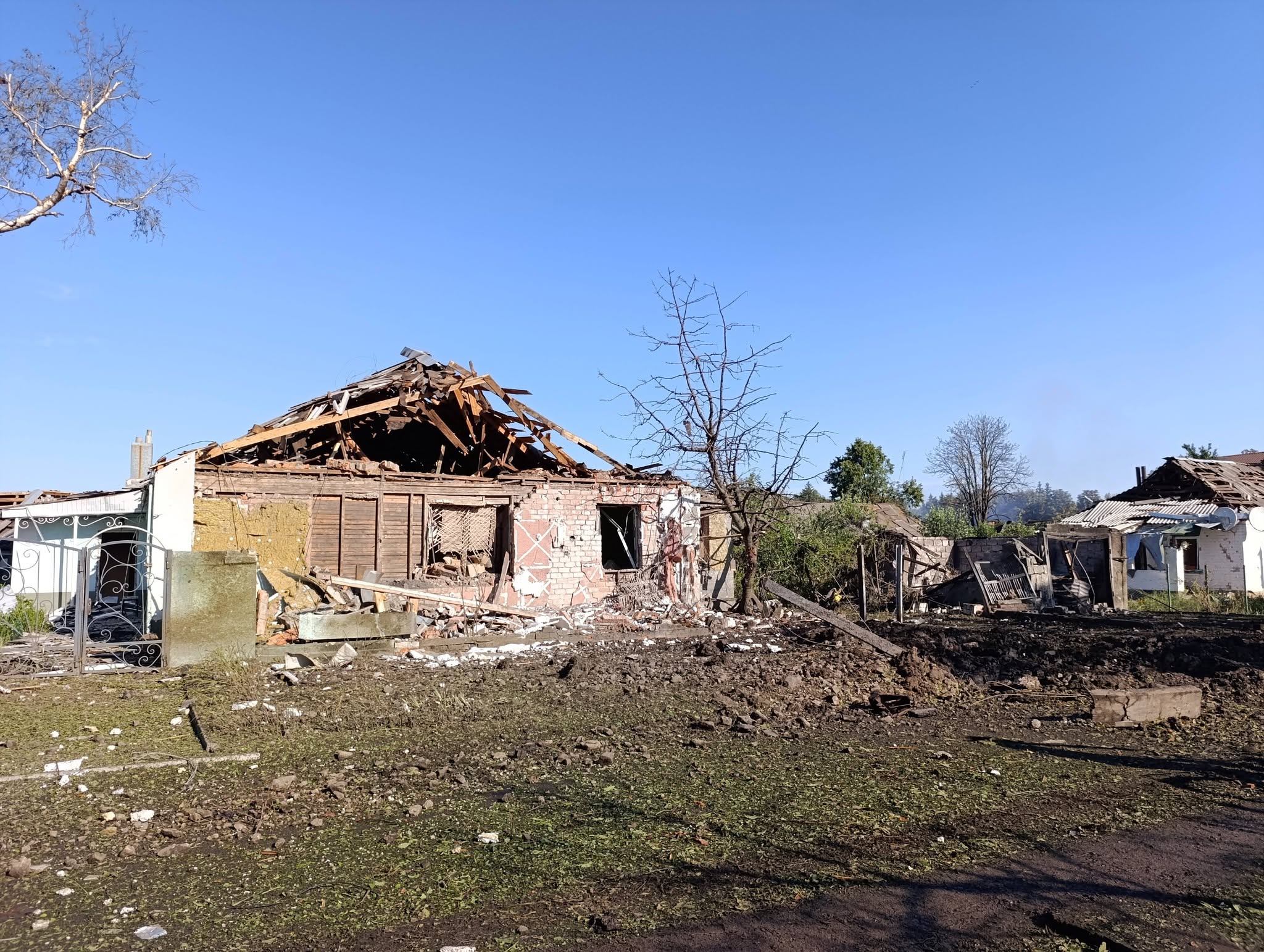 Росія скинула чотири КАБи на селище на Харківщині: фото масштабних руйнувань
