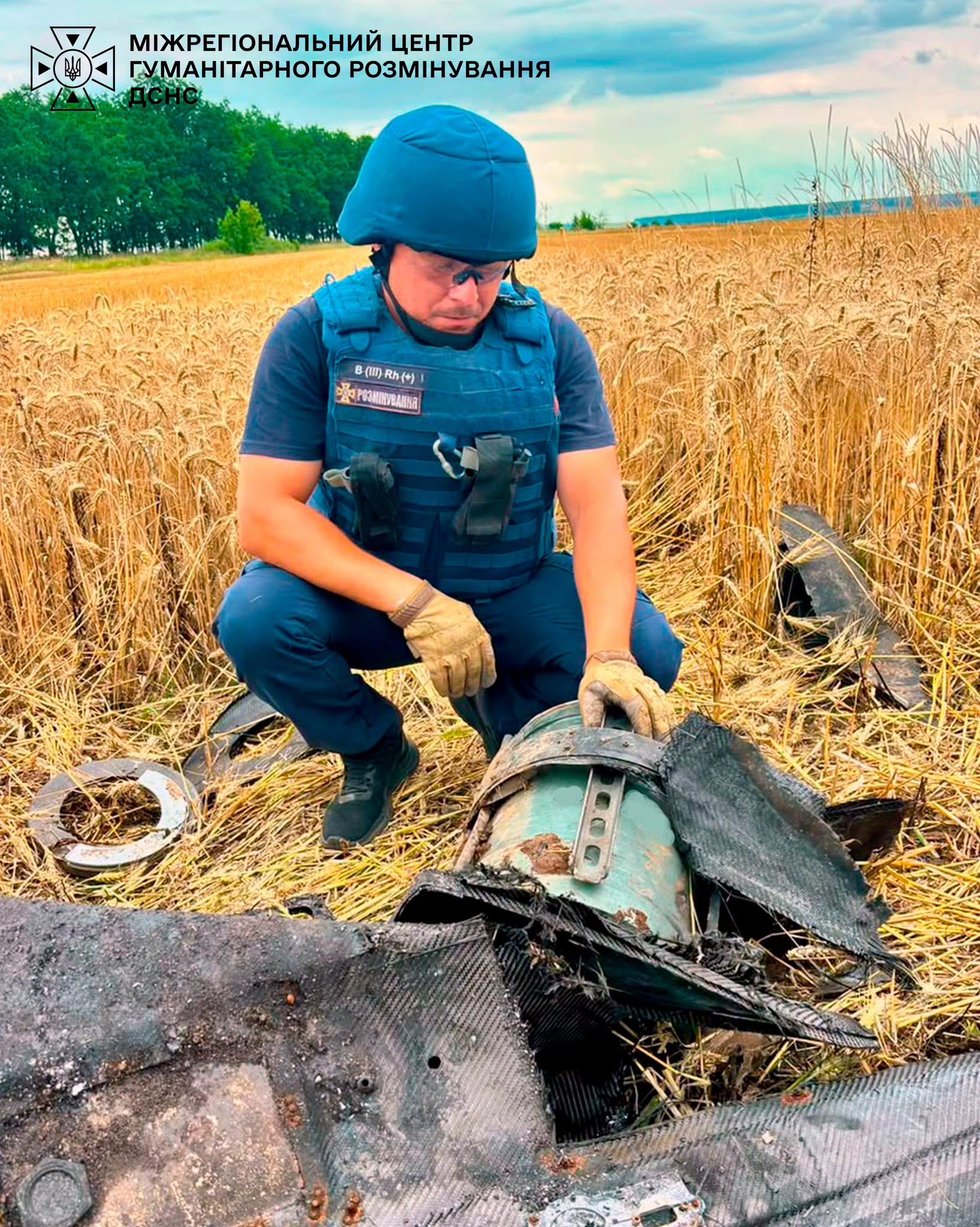 На Харківщині в полі знайшли бойову частину російського дрона: кадри з місця