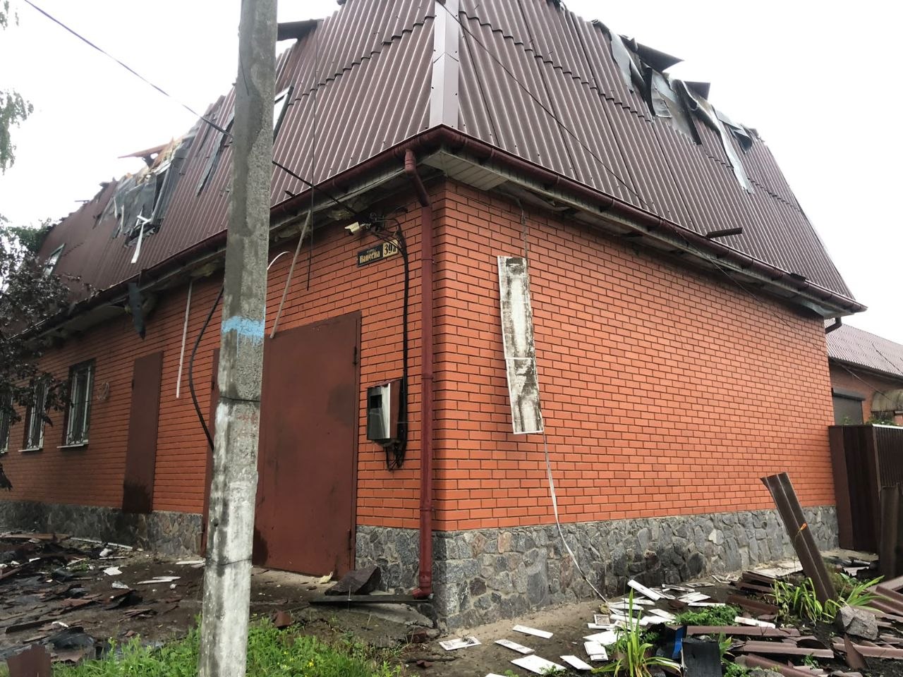 Окупанти обстріляли лікарню, магазин і друкарню у Золочеві на Харківщині: фото наслідків