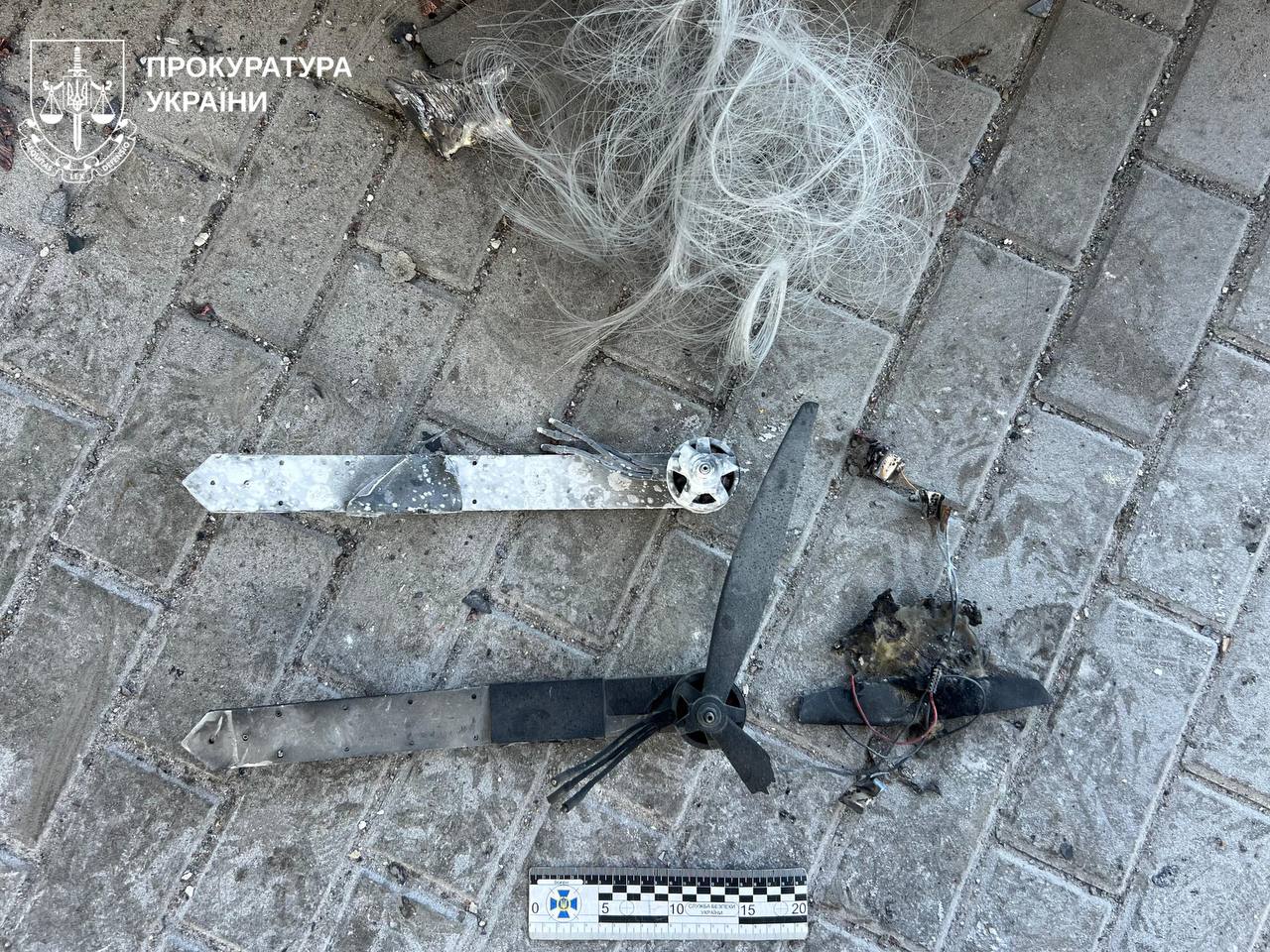 На місці удару по АЗС у Харкові знайшли клубки оптоволокна: фото уламків FPV