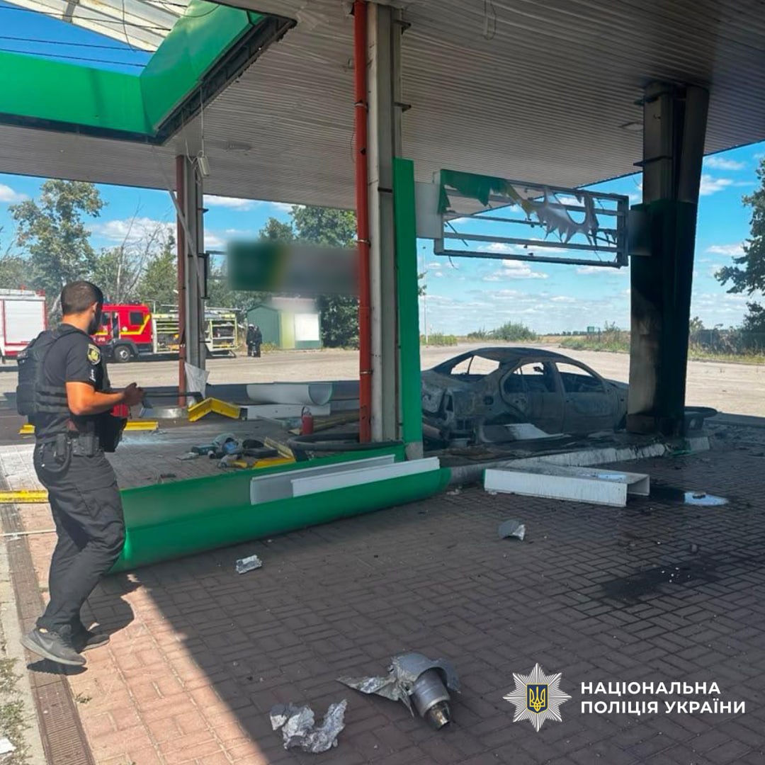 Росія обстріляла Харків і п'ять районів області за добу: поліція показала кадри руйнувань