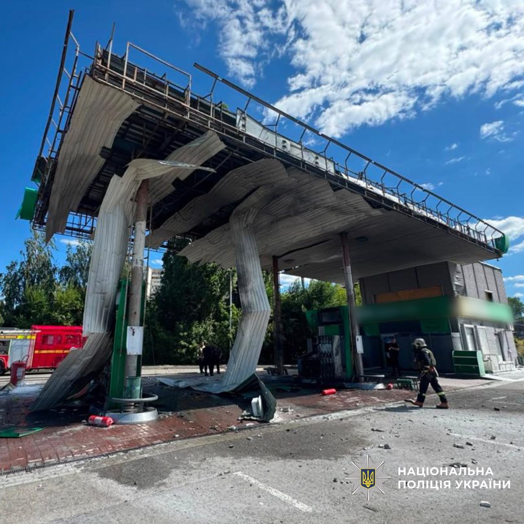 Росія обстріляла Харків і п'ять районів області за добу: поліція показала кадри руйнувань