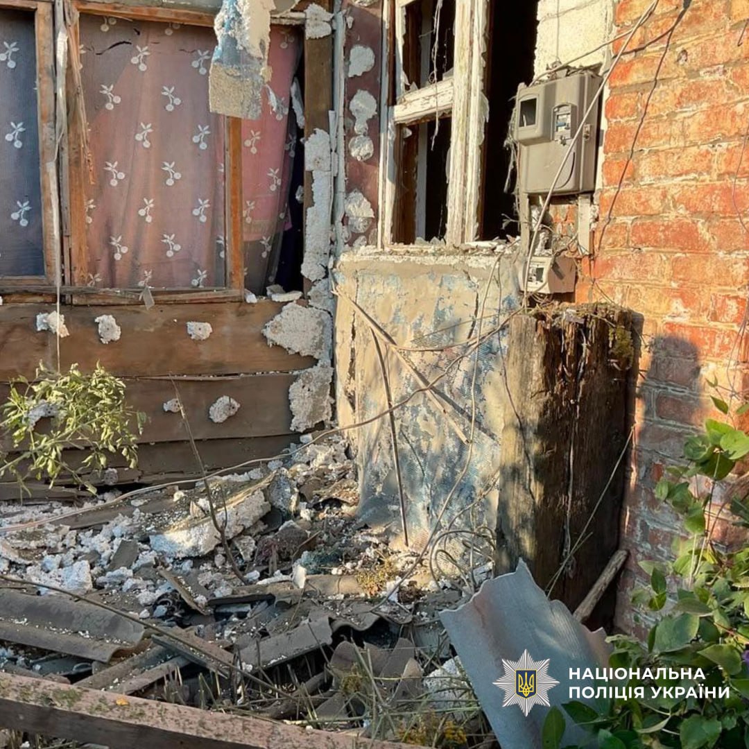 Росія обстріляла Харків і п'ять районів області за добу: поліція показала кадри руйнувань