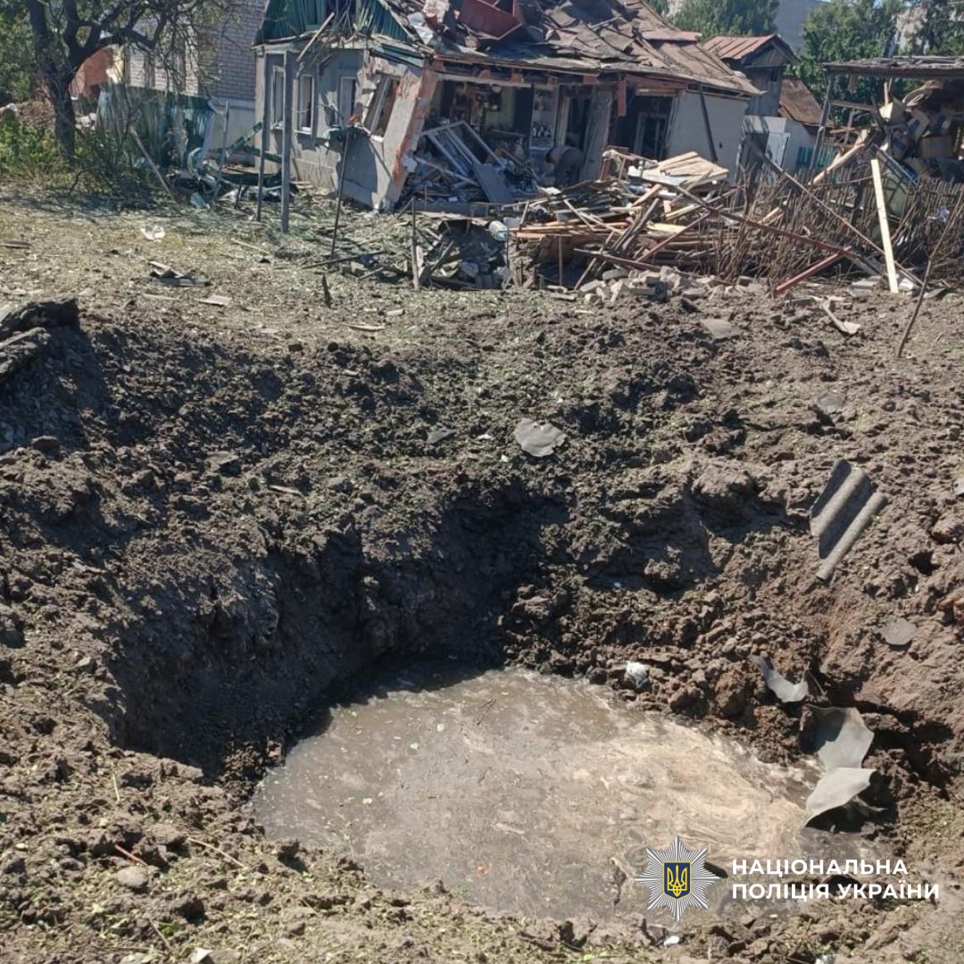 Росія обстріляла Харків і п'ять районів області за добу: поліція показала кадри руйнувань