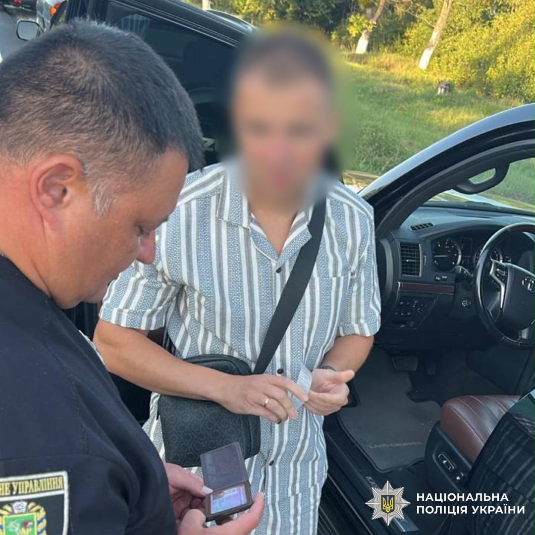 Купив посвідчення в інтернеті: на Харківщині чоловік прикидався працівником прокуратури