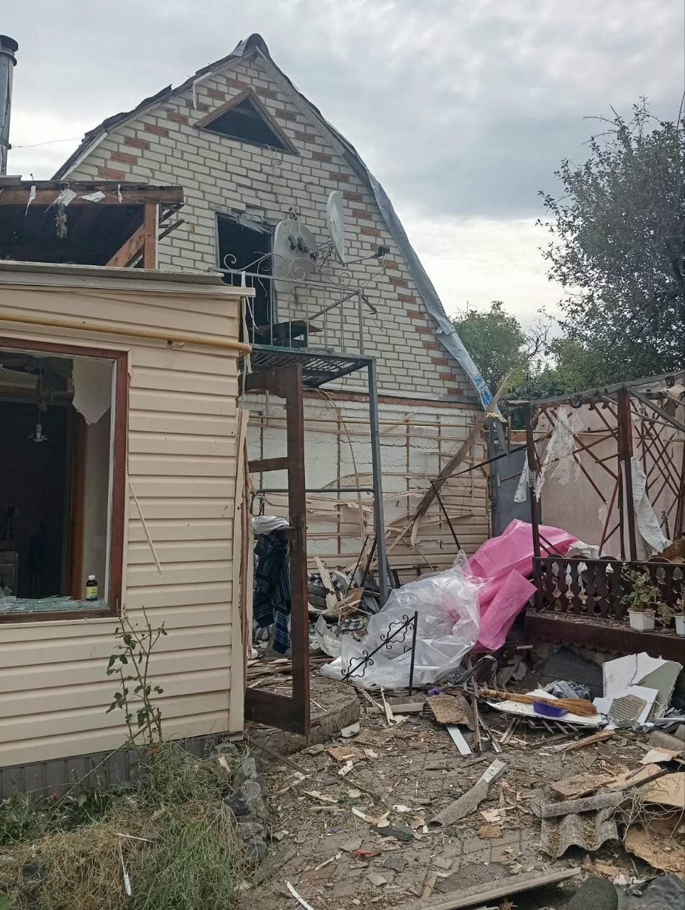 Окупанти обстріляли приватний будинок на Харківщині: кадри з місця