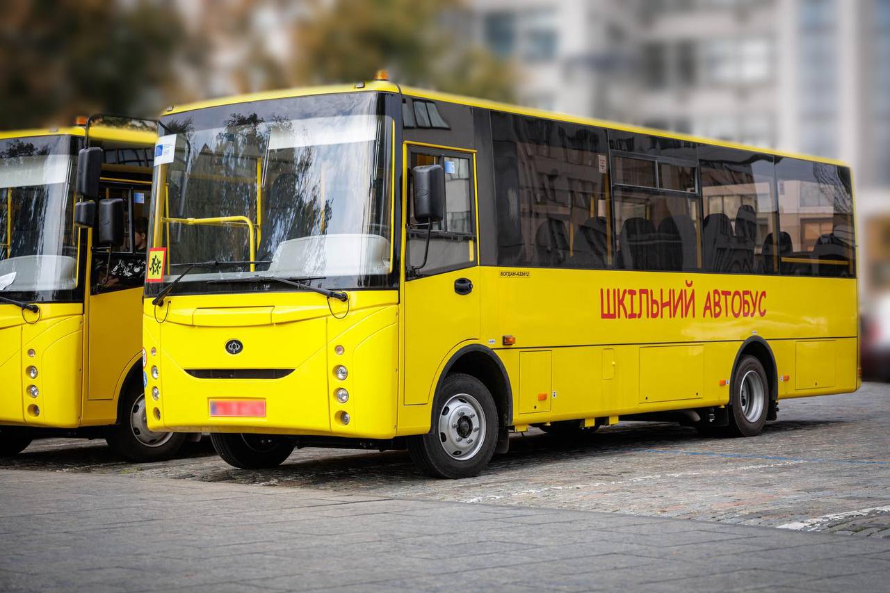 На Харківщину привезли нові шкільні автобуси: які громади їх отримали
