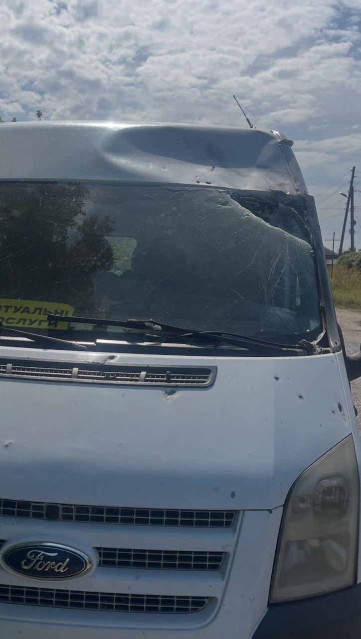 На Харківщині російський дрон влучив у автівку, яка визла померлого на цвинтар