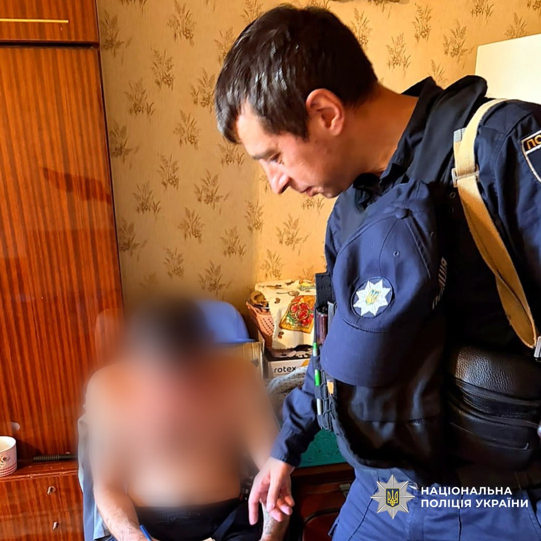 У Харкові поліція захистила літнього чоловіка від власного сина