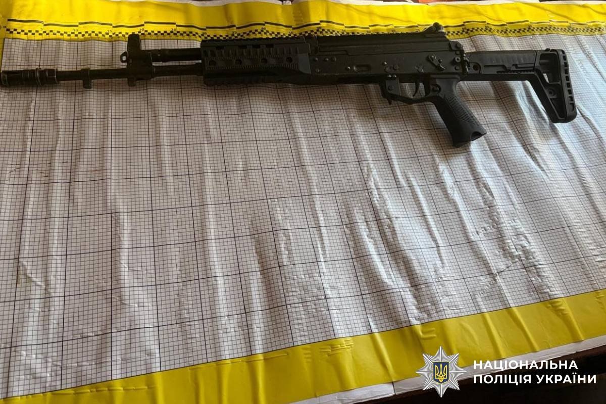 На Харківщині чоловік знайшов автомат на місці, де раніше точилися бої