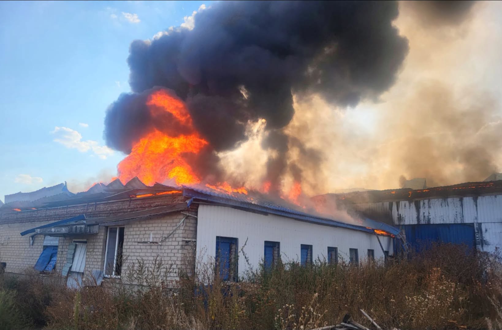 Росіяни вдарили по АЗС в Купʼянському районі: друге влучання – в гараж