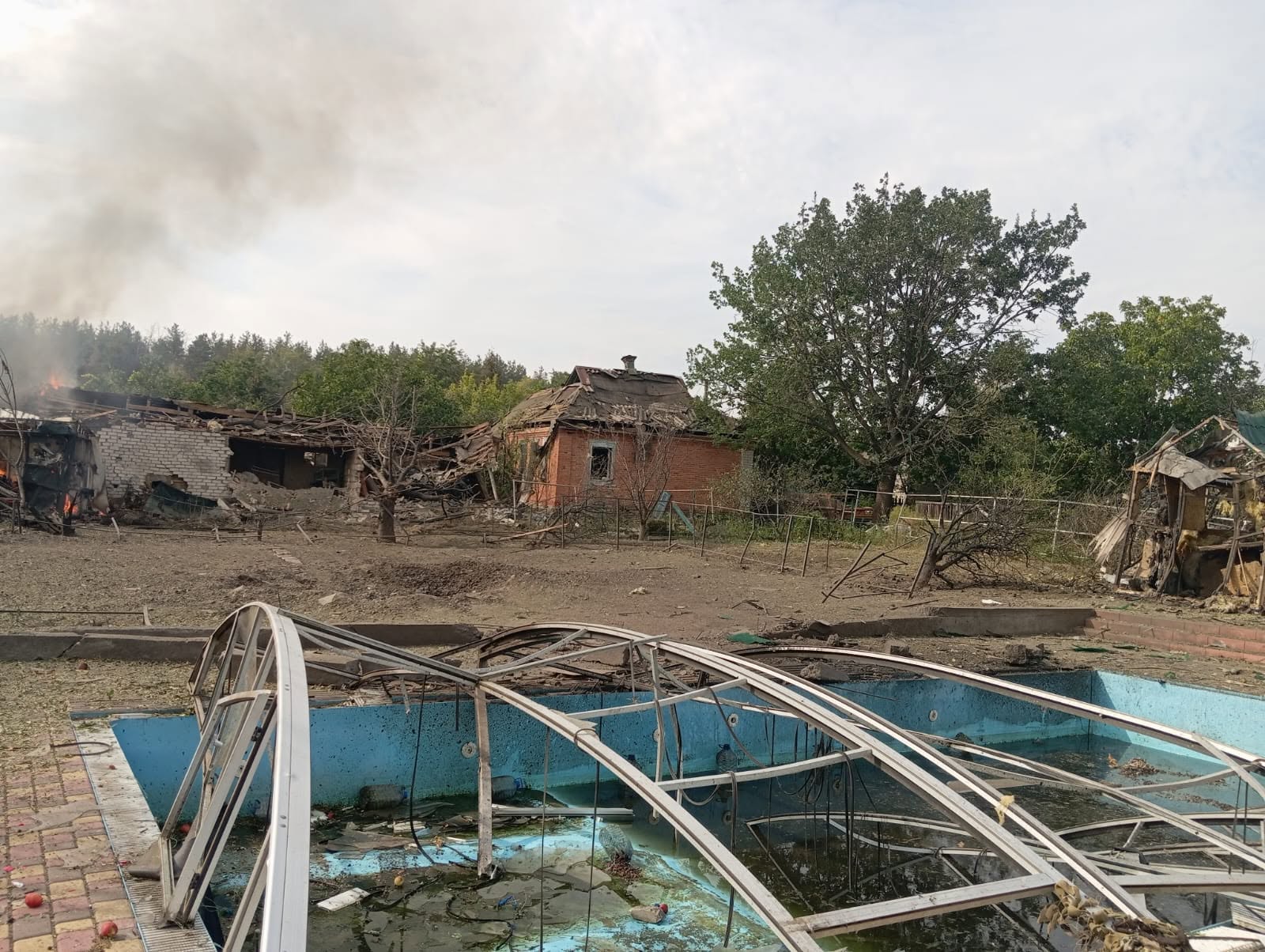 РФ з авіації скинула пʼять бомб на село: постраждало подружжя