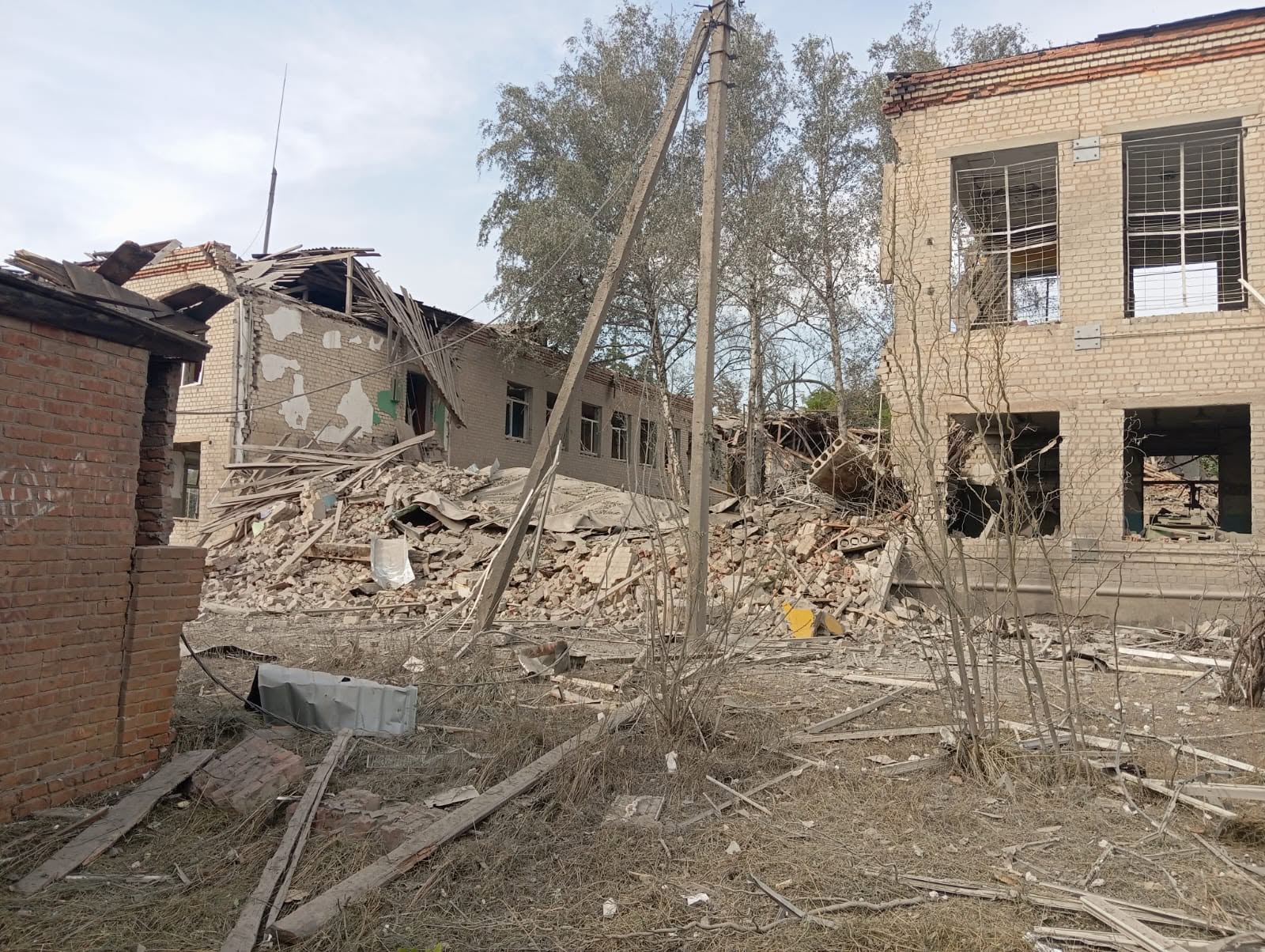 РФ з авіації скинула пʼять бомб на село: постраждало подружжя