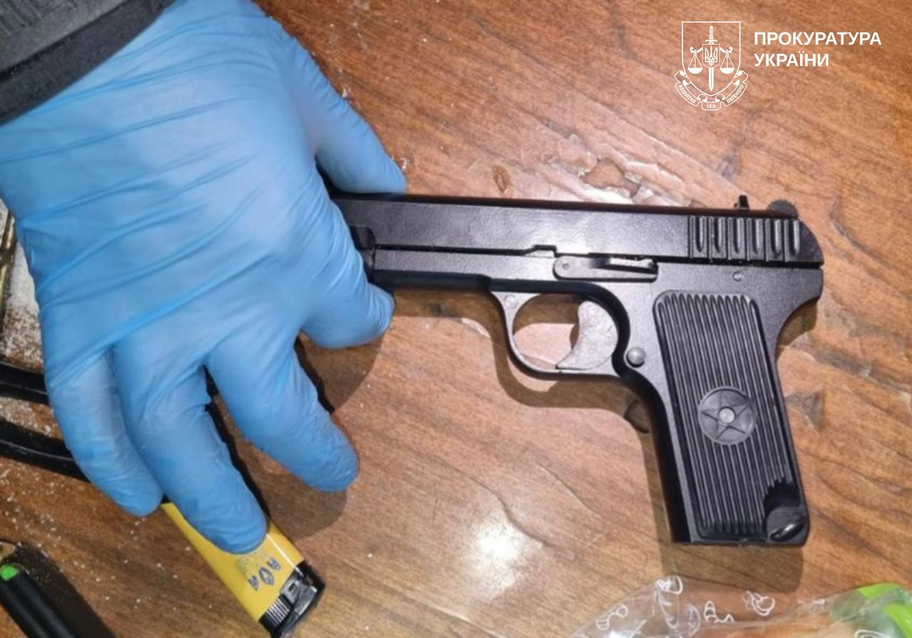 Стріляв у під’їзді та погрожував поліцейським: на Харківщині чоловік отримав 7 років тюрми