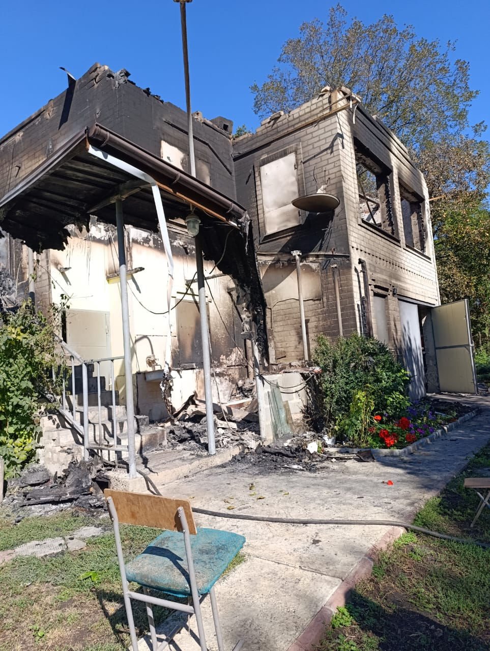 Дрон "Молнія" влучив у приватне домоволодіння на Харківщині: кадри з місця