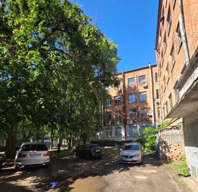 У Харкові продають "Промзернопроект": до комплексу входять будівлі та шість авто