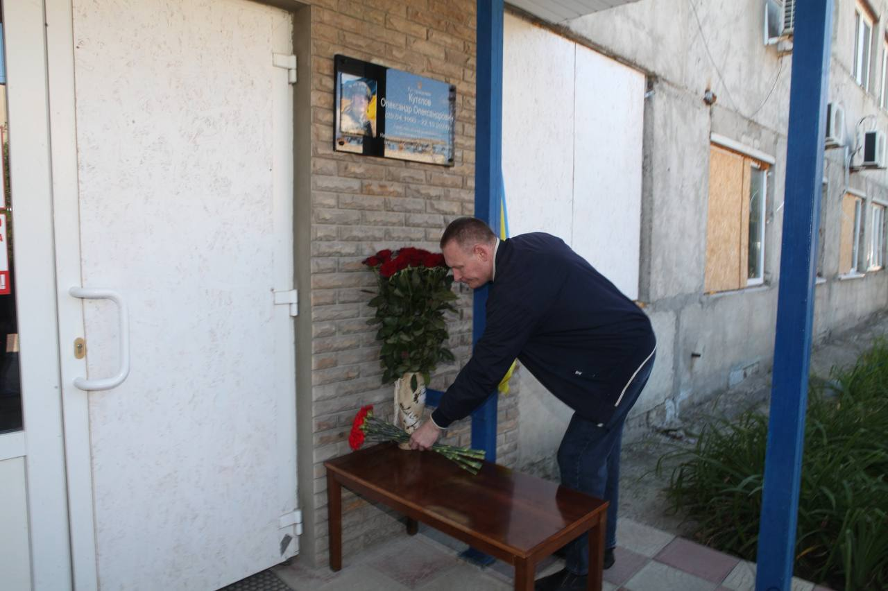 На Харківщині відкрили меморіальну дошку загиблому захиснику, який працював у "Харківобленерго"