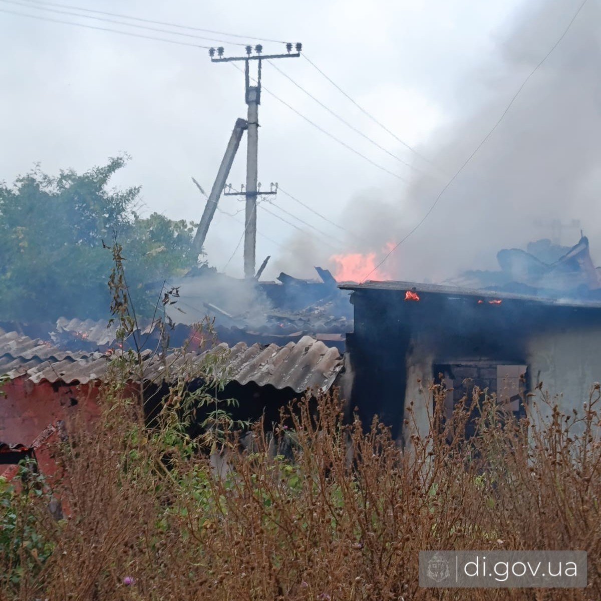 У Дергачах будинок згорів після удару БПЛА: пожежу не гасили